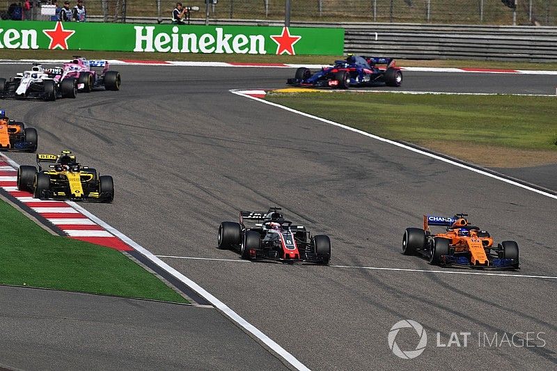 Romain Grosjean, Haas F1 Team VF-18 y Fernando Alonso, McLaren MCL33 batalla