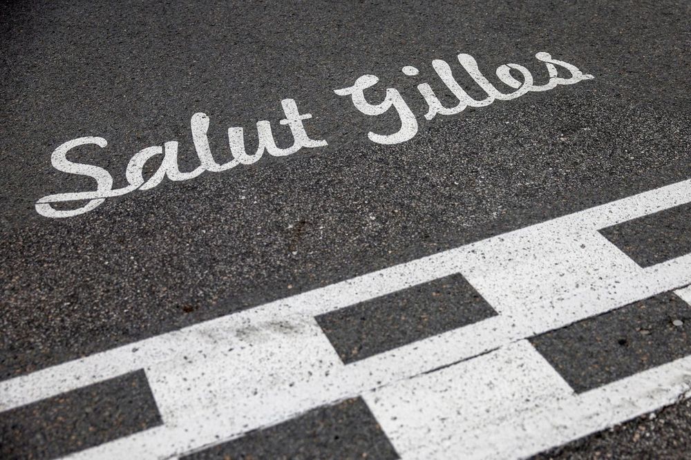 Un tributo a Gilles Villeneuve sulla griglia di partenza