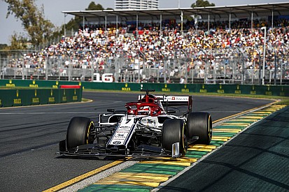 Un problema del casco obligó a Raikkonen a cambiar su estrategia
