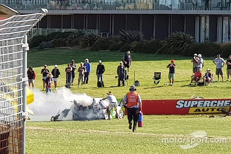 Aficionados cerca del Black Swan Racing Porsche 911 GT3-R de Tim Pappas, Jeroen Bleekemolen y Marc Lieb tras el accidente