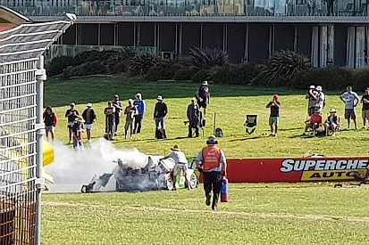 Fan blust brandende Porsche na megaklapper teamgenoot Bleekemolen