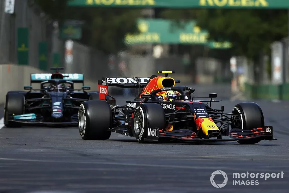 Sergio Perez, Red Bull Racing RB16B, Lewis Hamilton, Mercedes W12