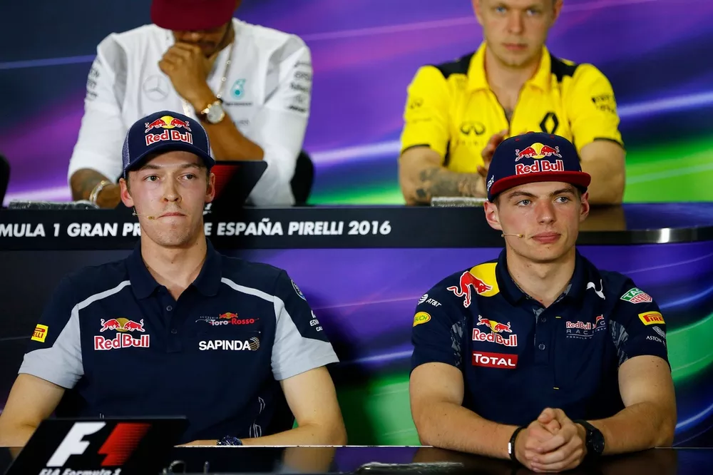 Daniil Kvyat, Toro Rosso, y Max Verstappen, Red Bull, en la rueda de prensa