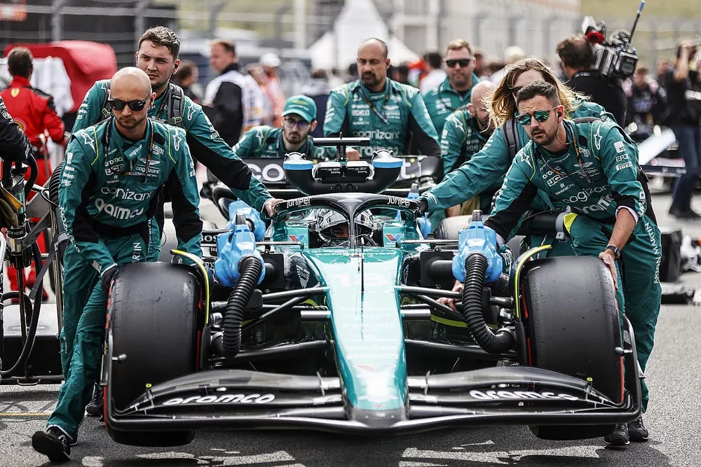 Mechanics bring Lance Stroll, Aston Martin AMR23, sur la grille