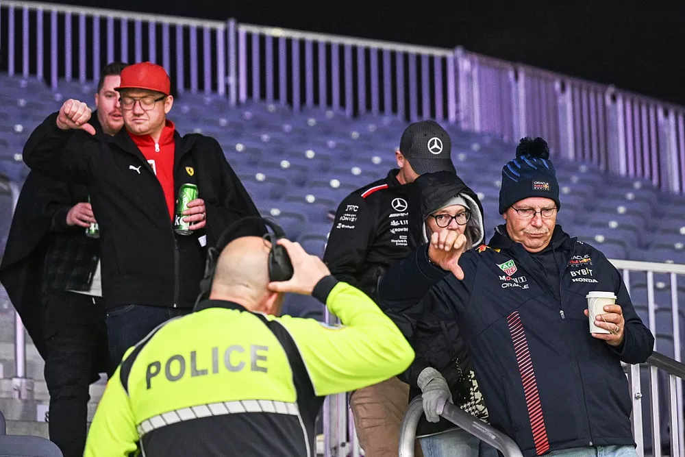 La police évacue le public