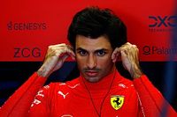 VIDEO: Sainz gana el torneo de golf, pero el trofeo termina roto