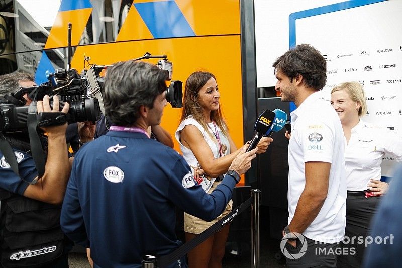 Carlos Sainz Jr., McLaren, con los medios