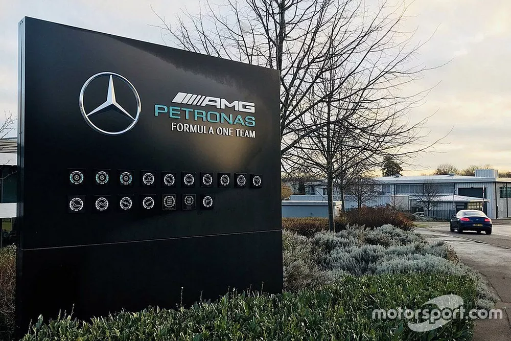 Mercedes AMG F1 Brackley, letrero de f&aacute;brica en la entrada