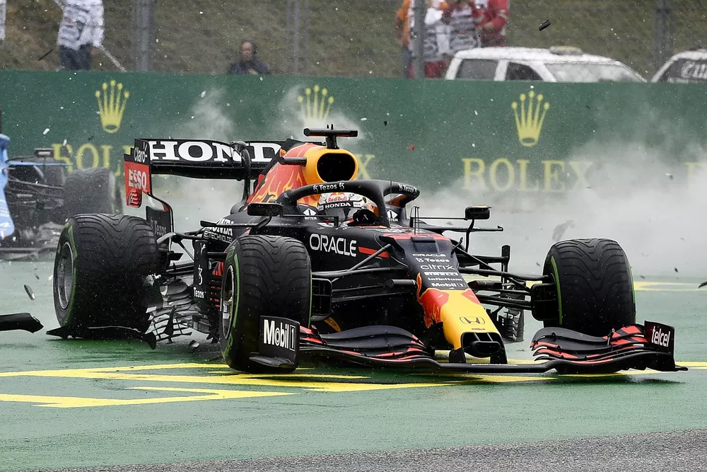 Max Verstappen, Red Bull Racing RB16B despu&eacute;s del choque. 