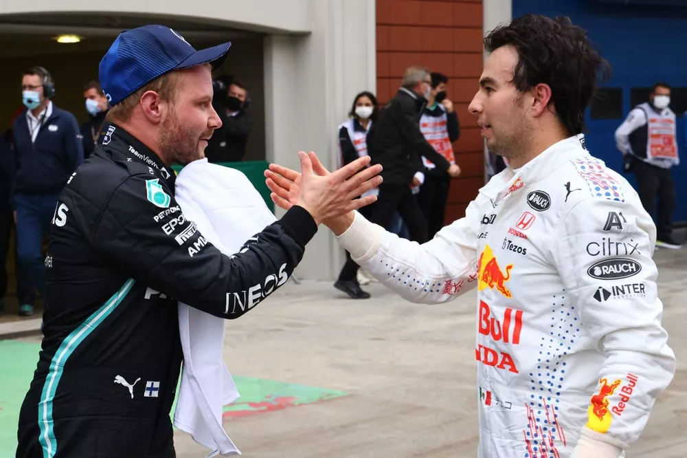 Le vainqueur Valtteri Bottas, Mercedes, est félicité par le troisième Sergio Perez, Red Bull Racing, dans le parc fermé