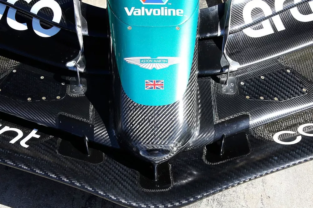 Dettaglio dell'ala anteriore dell'Aston Martin AMR24