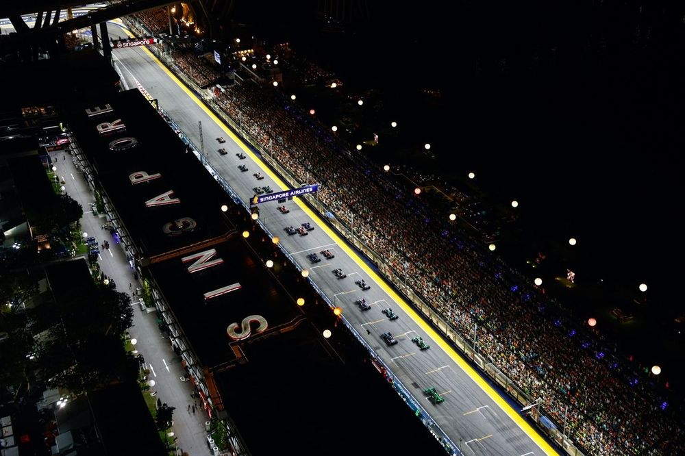 Lando Norris, McLaren MCL38, Max Verstappen, Red Bull Racing RB20, Lewis Hamilton, Mercedes F1 W15, George Russell, Mercedes F1 W15, the rest of the field at the start
