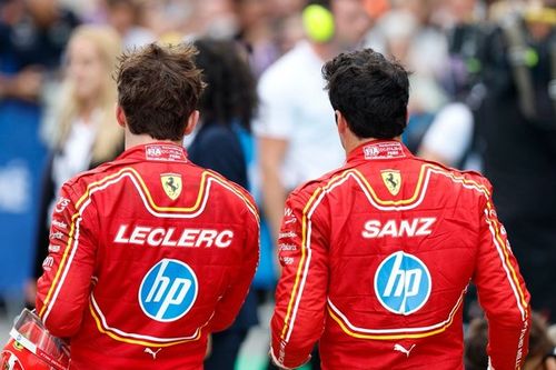 'Sainz faz mais com o que tem e Leclerc ficará na Ferrari', diz campeão da F1