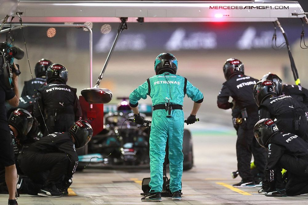 Lewis Hamilton, Mercedes W12, en pits