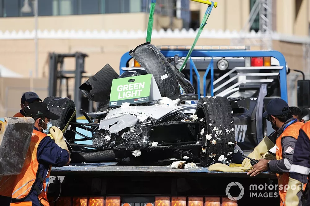 De beschadigde auto van Edoardo Mortara, Venturi Racing, op een truck na zijn crash