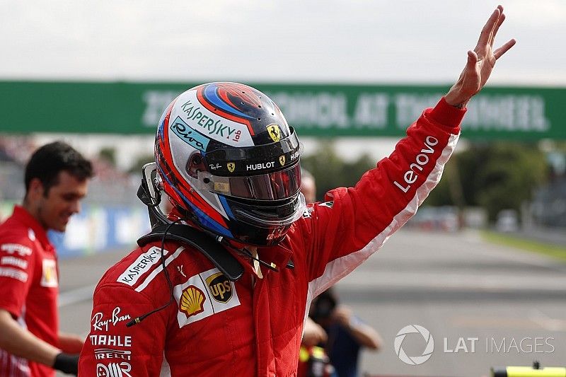 Le poleman Kimi Raikkonen, Ferrari fête sa pole position dans le Parc Fermé