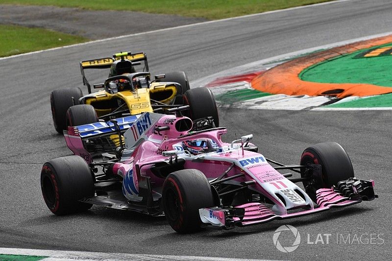 Sergio Perez, Racing Point Force India VJM11 y Carlos Sainz Jr., Renault Sport F1 Team R.S. 18 