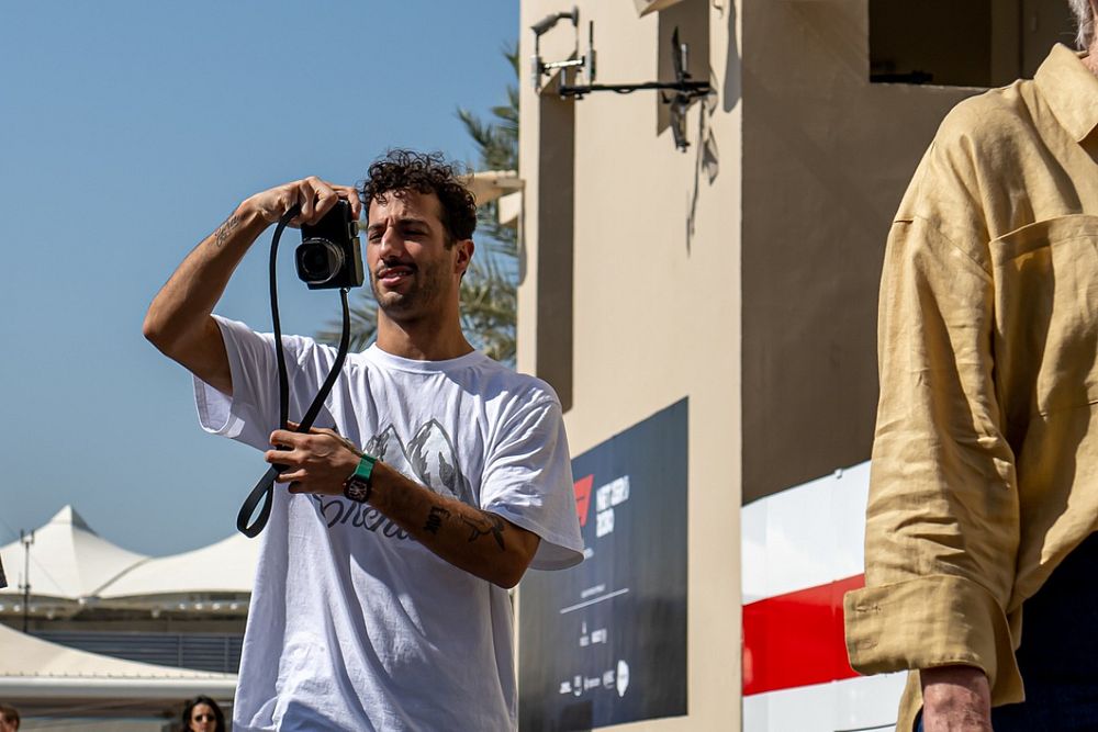 Daniel Ricciardo, McLaren, se hace una foto