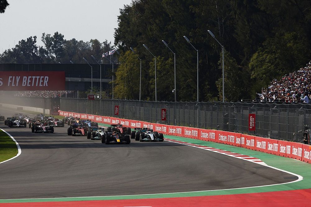 Max Verstappen, Red Bull Racing RB18, George Russell, Mercedes W13, Lewis Hamilton, Mercedes W13, Sergio Perez, Red Bull Racing RB18, Charles Leclerc, Ferrari F1-75, Carlos Sainz, Ferrari F1-75, the rest of the field towards the first corner