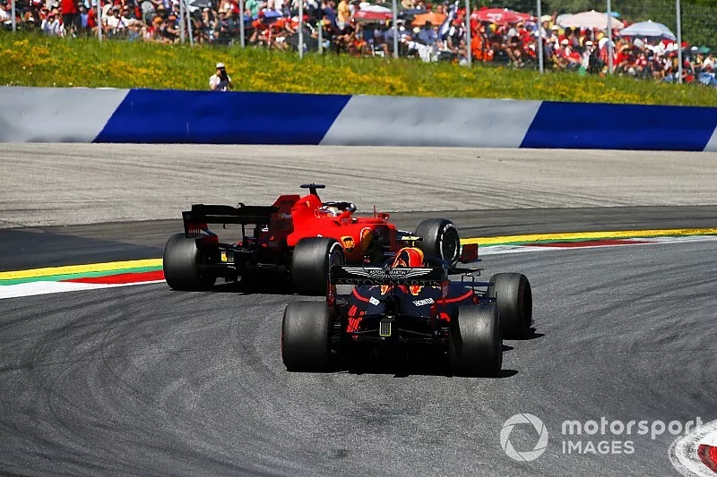 Bagarre entre Charles Leclerc, Ferrari SF90 et Max Verstappen, Red Bull Racing RB15