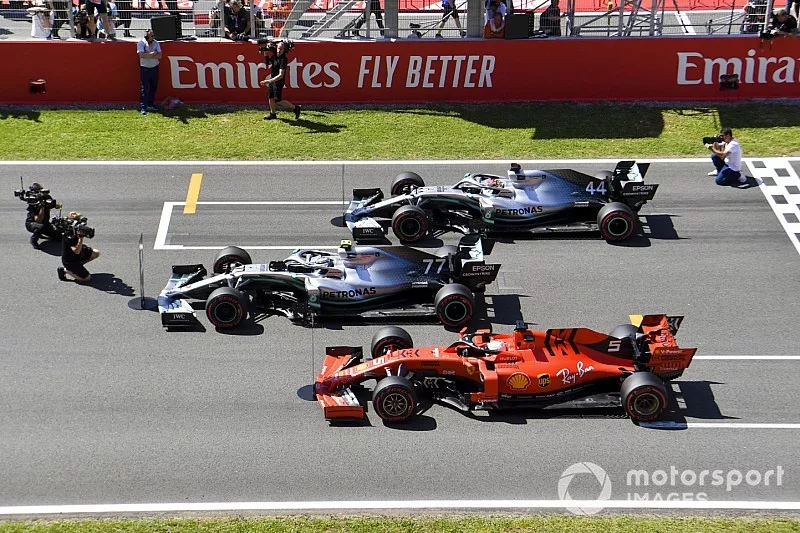 Los tres primeros clasificados Valtteri Bottas, Mercedes AMG W10, Lewis Hamilton, Mercedes AMG F1 W10 y Sebastian Vettel, Ferrari SF90, se estacionan en la parrilla de salida despu&eacute;s de la calificaci&oacute;n