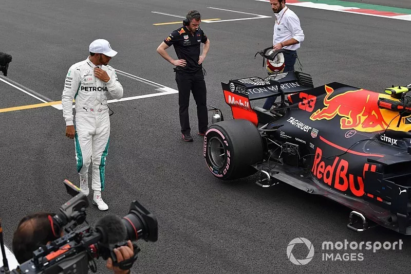 Lewis Hamilton, Mercedes AMG F1 mira el Red Bull Racing RB14 in Parc Ferme 