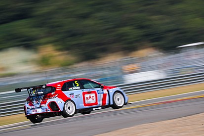Björk domináns győzelme Kínában, Michelisz ötödik lett a sérült autójával