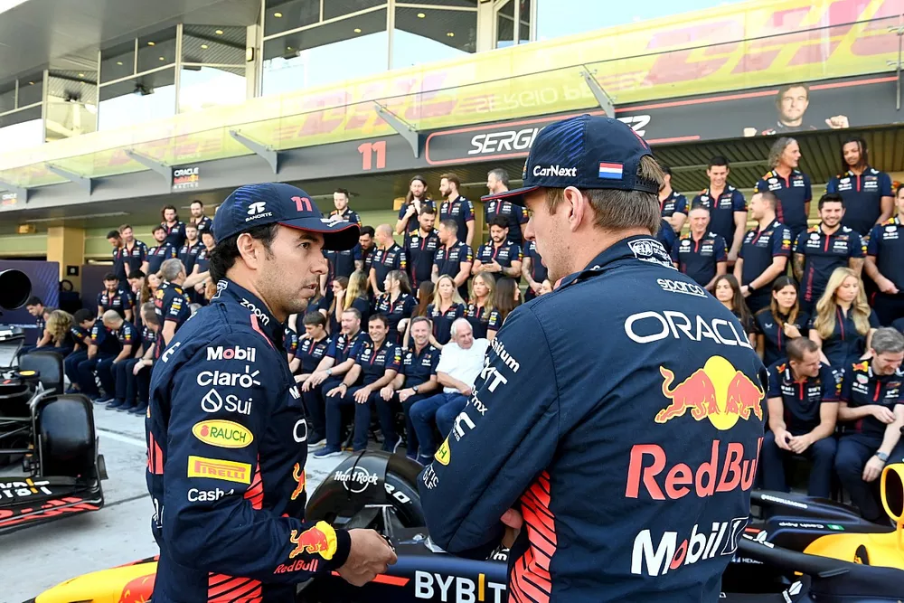 Max Verstappen y Sergio P&eacute;rez en la foto de equipo de Red Bull