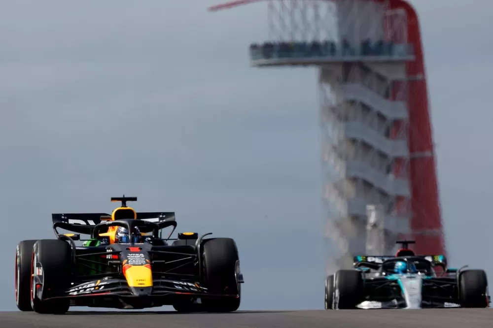 Max Verstappen, Red Bull Racing RB20, George Russell, Mercedes F1 W15