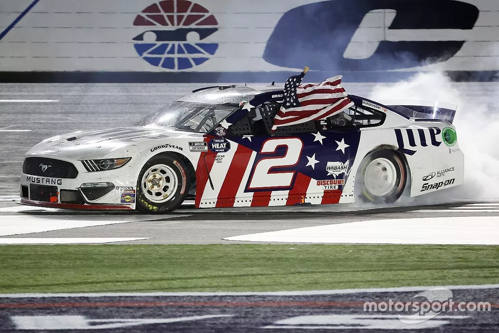 Race winner Brad Keselowski, Team Penske, Ford Mustang  