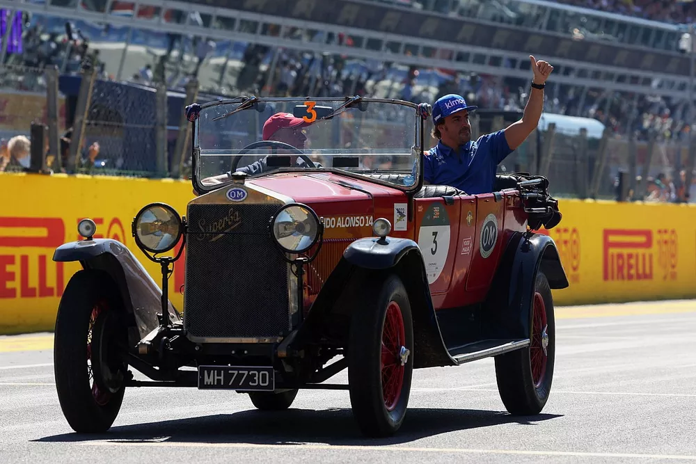 Fernando Alonso, Alpine F1 Team, on the drivers' parade