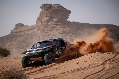 S&eacute;bastien Loeb sigue lastrado por los pinchazos en el Dakar tras la cuarta etapa