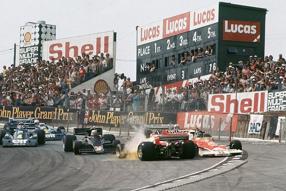 Accident entre Clay Regazzoni, Ferrari 312T2, et James Hunt, McLaren M23
