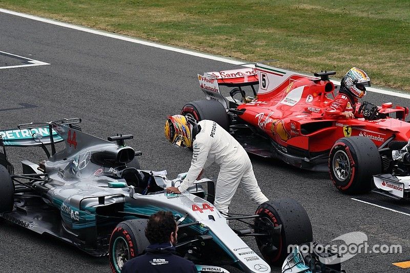Ganador de la pole Lewis Hamilton, Mercedes-Benz F1 W08 celebra en parc ferme