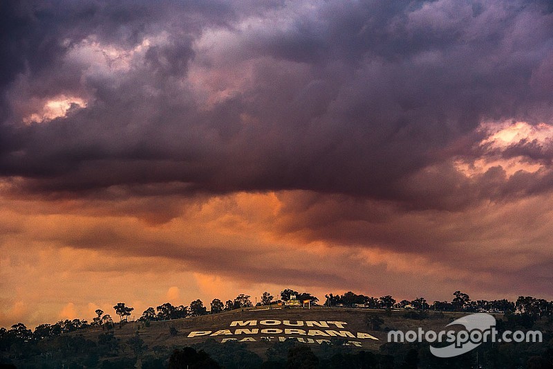 Watch lightning strike Mount Panorama ahead of Bathurst 12 Hour