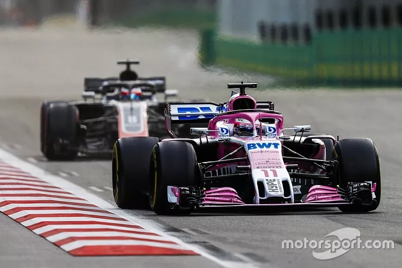Sergio Perez, Force India VJM11 Mercedes, devant Romain Grosjean, Haas F1 Team VF-18 Ferrari