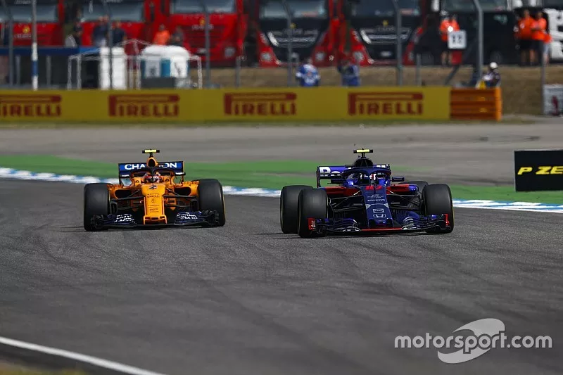 Pierre Gasly, Toro Rosso STR13, Stoffel Vandoorne, McLaren MCL33
