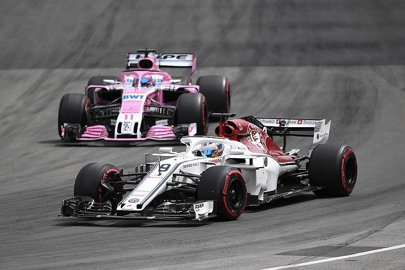 Marcus Ericsson, Sauber C37 y Sergio Perez, Force India VJM11