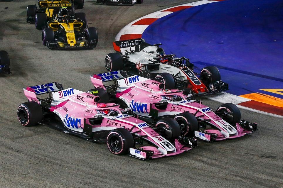 Esteban Ocon, Racing Point Force India VJM11, Sergio Perez, Racing Point Force India VJM11 y Romain Grosjean, Haas F1 Team VF-18