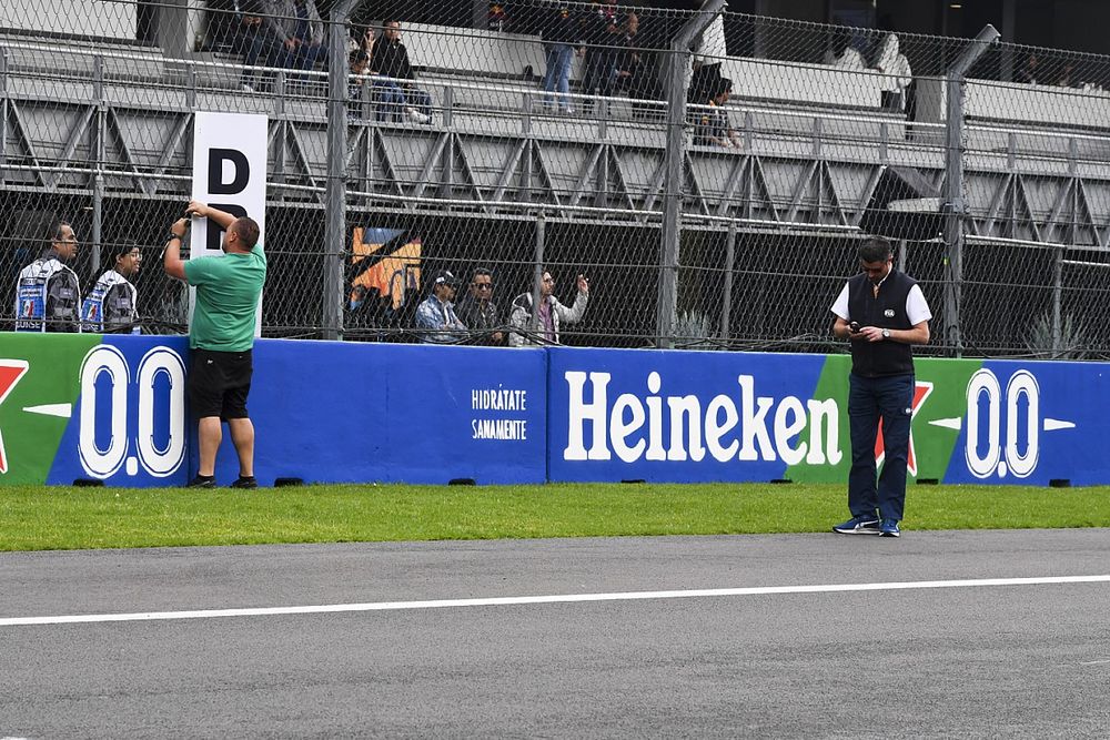 Michael Masi, Director de Carrera de la FIA, ayuda con la instalación de la señalización de zona DRS