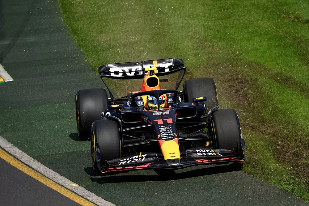 Sergio Perez, Red Bull Racing RB19, passe dans l'herbe