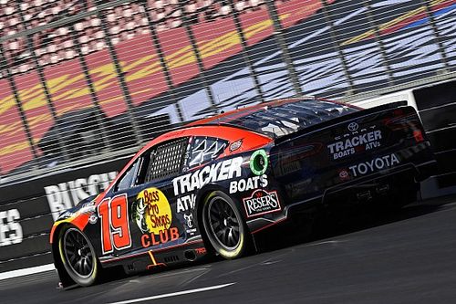 Truex wins chaotic Clash at the L.A. Coliseum