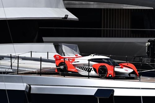 El McLaren de 4 millones de dólares aparcado en un super yate para el GP de Mónaco