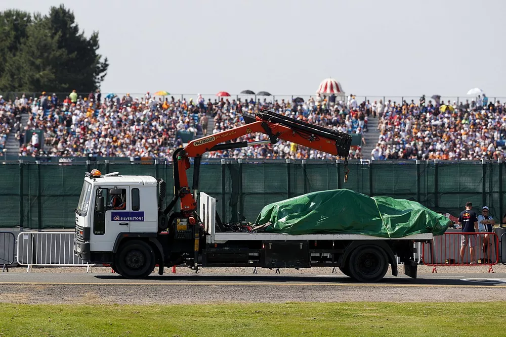 De auto Max Verstappen, Red Bull Racing RB16B, wordt teruggebracht naar de pits
