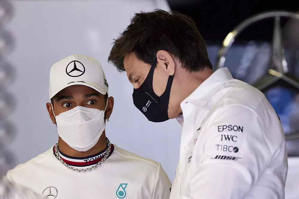 Lewis Hamilton, Mercedes, con Toto Wolff, director del equipo y consejero delegado de Mercedes AMG