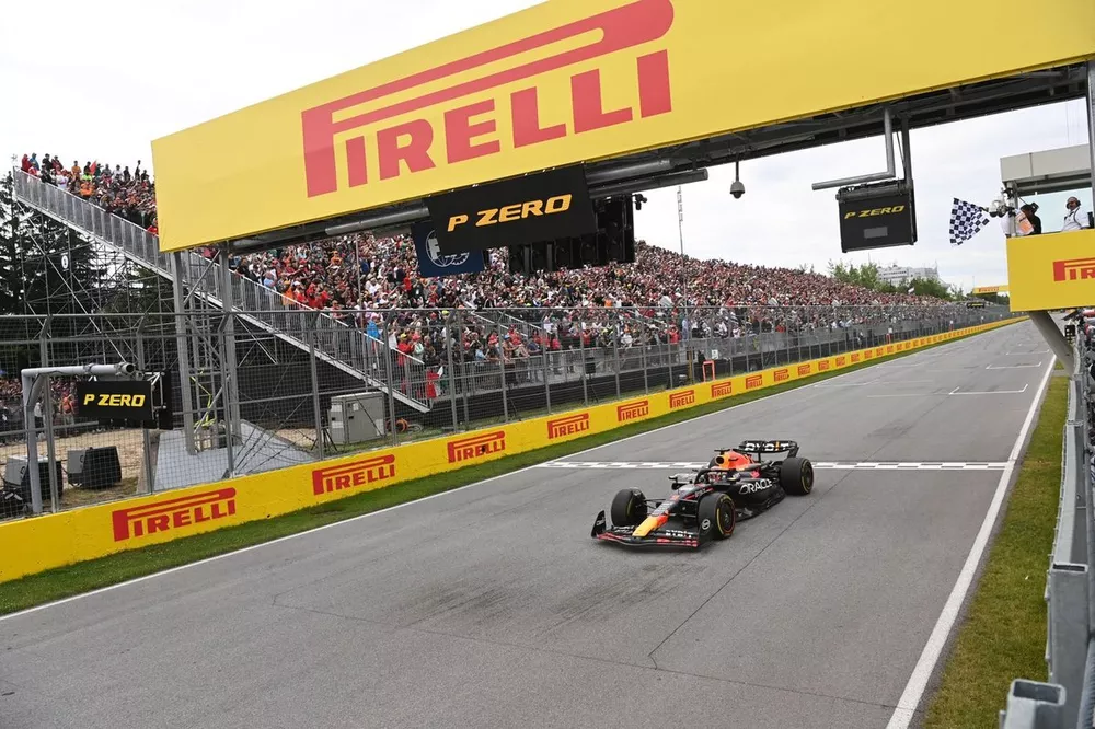 Max Verstappen, Red Bull Racing RB19, 1st position, takes the chequered flag