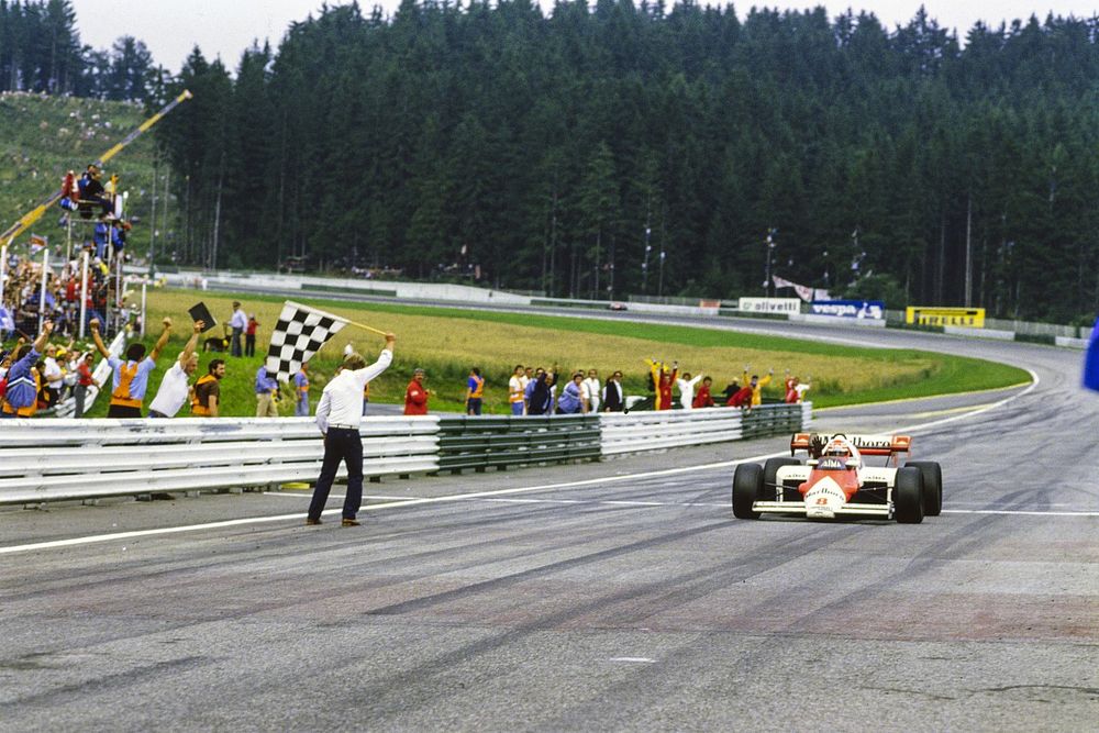 Niki Lauda, McLaren MP4-2 TAG, cruza la l&iacute;nea de meta y toma la bandera a cuadros.