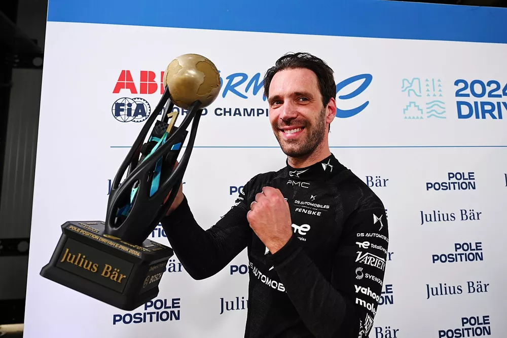 Jean-Eric Vergne, DS Penske, with his Julius Baer Pole Position Award