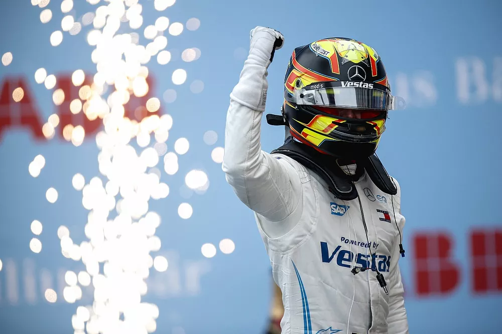 Le vainqueur Stoffel Vandoorne, Mercedes-Benz EQ, c&eacute;l&egrave;bre sa victoire dans le parc ferm&eacute;