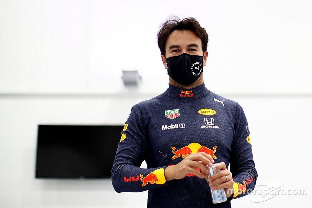 Sergio Pérez Red Bull uniforme